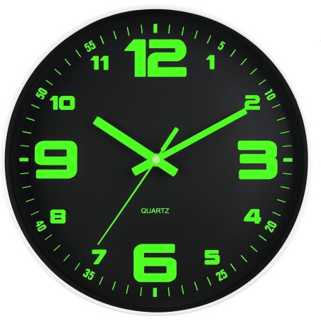 Seinäkello pimeässä hohtava