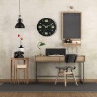 Seinäkello pimeässä hohtava