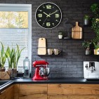 Seinäkello pimeässä hohtava