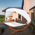 Riippumatto puujalustalla Sun